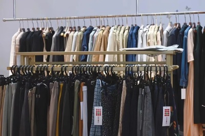 &ldquo;美女企業(yè)家&rdquo;變身時尚主播!金山這家寶藏服裝工廠店又火了